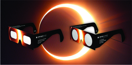 Bild mit Sonnenfinsternis Brillen